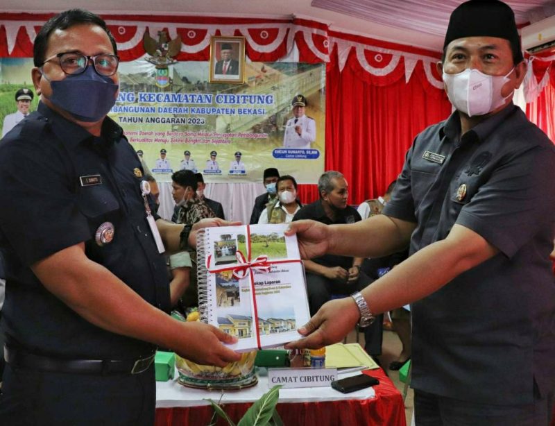 Camat Cibitung, Encun Sunarto (kiri).