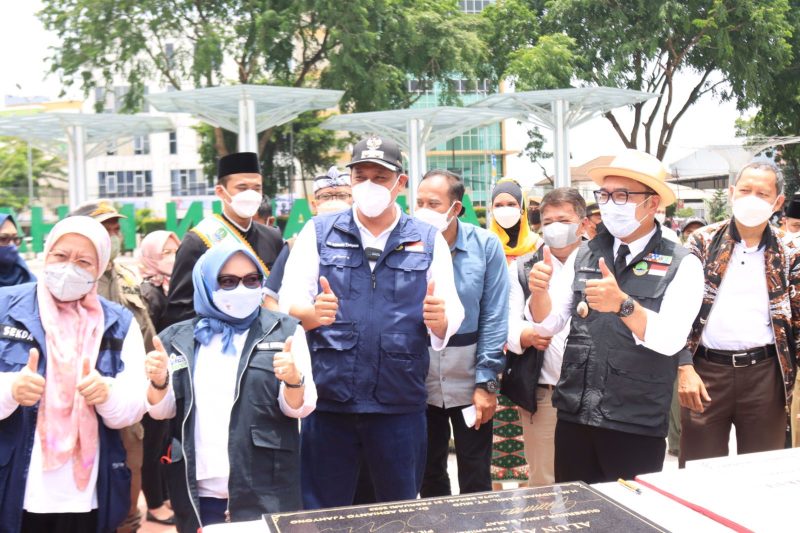 Gubernur Jawa Barat di Dampingi oleh Plt Wali Kota Bekasi Tri Adhianto, Sekda Kota Bekasi Reny Hendrawati juga unsur Forum Komunikasi Pimpinan Daerah (FORKOPIMDA) langsung mengelilingi tempat-tempat yang baru saja dibangun seperti di Gedung Creative Center.