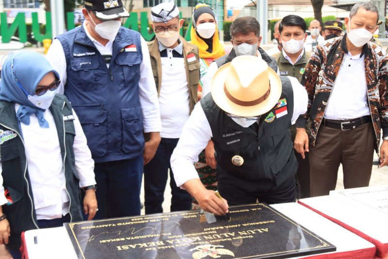Gubernur Jawa Barat Ridwan Kamil meresmikan Gedung Creative Center yang bertempat di Lapangan Serbaguna Kota Bekasi, Margahayu, Bekasi Timur tersebut diharapkan dapat menjadi ruang bagi pemuda Kota Bekasi untuk berkreasi dan beraktivitas, Senin (21/2/2022).
