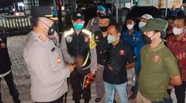 Kapolres metro Bekasi Kombes pol Gidion Arif Setiawan memimpin Apel Siaga Kring Reserse Patroli Presisi, Sabtu (26/2/2022) Malam.