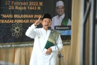 Wakil Gubernur Jawa Barat Uu Ruzhanul Ulum saat memperingati di Masjid Al Mukhbitiin, Desa Babakan Peuteuy, Kecamatan Cicalengka, Kabupaten Bandung, Minggu (27/2/2022).