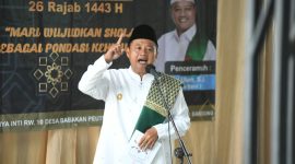 Wakil Gubernur Jawa Barat Uu Ruzhanul Ulum saat memperingati di Masjid Al Mukhbitiin, Desa Babakan Peuteuy, Kecamatan Cicalengka, Kabupaten Bandung, Minggu (27/2/2022).