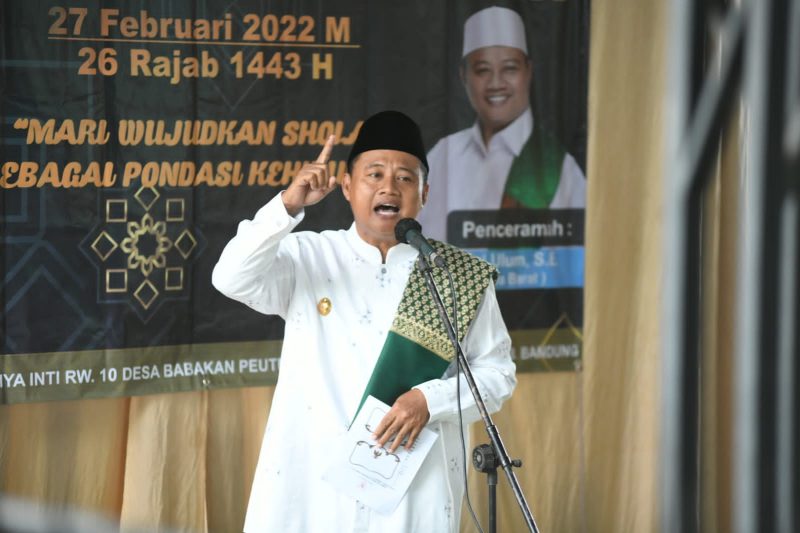 Wakil Gubernur Jawa Barat Uu Ruzhanul Ulum saat memperingati di Masjid Al Mukhbitiin, Desa Babakan Peuteuy, Kecamatan Cicalengka, Kabupaten Bandung, Minggu (27/2/2022).