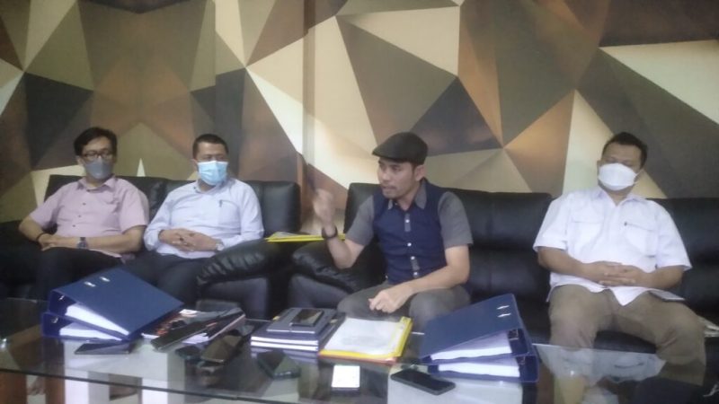 Budiyanto saat konfrensi pers saat didampingi kuasa hukumnya.