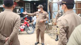 Plt. Kabid Trantib Satpol PP Kabupaten Bekasi, Ganda Sasmita memimpin operasi pemberian surat teguran pertama kepada 67 bangli di sekitar Pasar Induk Cibitung. Selasa (15/02/22).
