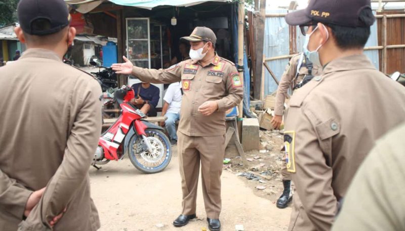 Plt. Kabid Trantib Satpol PP Kabupaten Bekasi, Ganda Sasmita memimpin operasi pemberian surat teguran pertama kepada 67 bangli di sekitar Pasar Induk Cibitung. Selasa (15/02/22).

