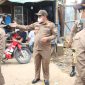 Plt. Kabid Trantib Satpol PP Kabupaten Bekasi, Ganda Sasmita memimpin operasi pemberian surat teguran pertama kepada 67 bangli di sekitar Pasar Induk Cibitung. Selasa (15/02/22).

