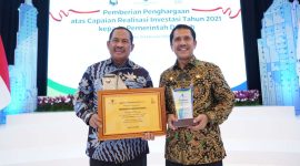 PERINGKAT 1 NASIONAL : Plt Bupati Bekasi Akhmad Marjuki didampingi Kepala DPMPTSP Kabupaten Bekasi, Sutia Resmulyawan, menerima penghargaan Peringkat 1 Nasional Tingkat Kabupaten/Kota atas Capaian Realisasi Investasi Tertinggi Tahun 2021 sebesar Rp 43,27 triliun di Gedung Suhartoyo, Kantor Kementerian Investasi/BKPM, Jakarta, pada Rabu, (16/2/22). Foto : Prokopim Pemkab Bekasi.
