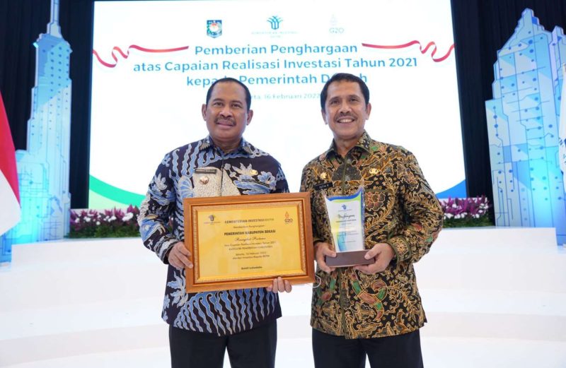 PERINGKAT 1 NASIONAL : Plt Bupati Bekasi Akhmad Marjuki didampingi Kepala DPMPTSP Kabupaten Bekasi, Sutia Resmulyawan, menerima penghargaan Peringkat 1 Nasional Tingkat Kabupaten/Kota atas Capaian Realisasi Investasi Tertinggi Tahun 2021 sebesar Rp 43,27 triliun di Gedung Suhartoyo, Kantor Kementerian Investasi/BKPM, Jakarta, pada Rabu, (16/2/22). Foto : Prokopim Pemkab Bekasi.
