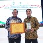 PERINGKAT 1 NASIONAL : Plt Bupati Bekasi Akhmad Marjuki didampingi Kepala DPMPTSP Kabupaten Bekasi, Sutia Resmulyawan, menerima penghargaan Peringkat 1 Nasional Tingkat Kabupaten/Kota atas Capaian Realisasi Investasi Tertinggi Tahun 2021 sebesar Rp 43,27 triliun di Gedung Suhartoyo, Kantor Kementerian Investasi/BKPM, Jakarta, pada Rabu, (16/2/22). Foto : Prokopim Pemkab Bekasi.
