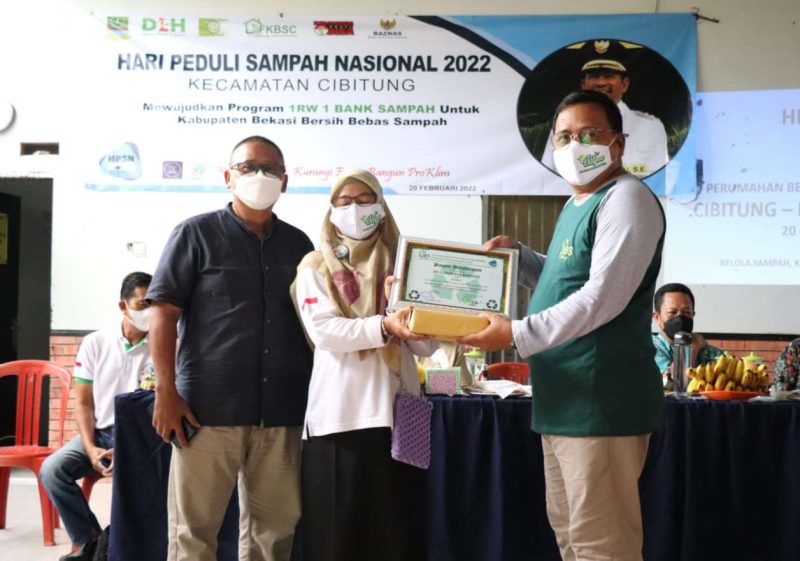 DEKLARASI BANK SAMPAH - Pemerintah Kecamatan Cibitung Deklarasikan Program 1 RW 1 Bank Sampah. Minggu (20/02/22). Foto : Nurachman Akbar/Newsroom Diskominfosantik.
