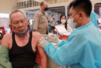 Seorang lansia mengikuti vaksinasi serentak di Jababeka Convention Center Cikarang Utara Kabupaten Bekasi. Foto : Wulan Maulidda/Newsroom Diskominfosantik.
