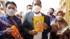 Plt Bupati Bekasi Akhmad Marjuki didampingi Ketua DPRD Kabupaten Bekasi BN Holik Qodratullah, Anggota DPR RI Obon Tabroni dan Kepala Dinas Koperasi dan UMKM, Iyan Priyatna menghadiri peresmian Pusat Oleh-oleh Kabupaten Bekasi (POKSI) di Ruko Iodium Blok C3 1/6 Jababeka Cikarang Utara, Sabtu (26/02/22). Foto : Prokopim Pemkab Bekasi
