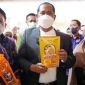 Plt Bupati Bekasi Akhmad Marjuki didampingi Ketua DPRD Kabupaten Bekasi BN Holik Qodratullah, Anggota DPR RI Obon Tabroni dan Kepala Dinas Koperasi dan UMKM, Iyan Priyatna menghadiri peresmian Pusat Oleh-oleh Kabupaten Bekasi (POKSI) di Ruko Iodium Blok C3 1/6 Jababeka Cikarang Utara, Sabtu (26/02/22). Foto : Prokopim Pemkab Bekasi
