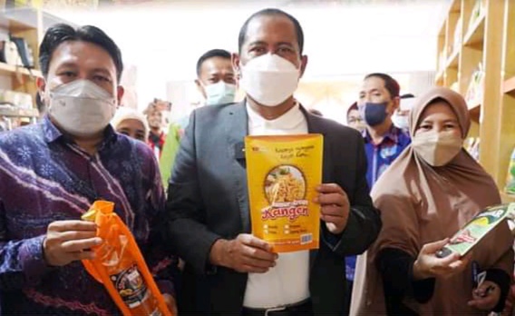 Plt Bupati Bekasi Akhmad Marjuki didampingi Ketua DPRD Kabupaten Bekasi BN Holik Qodratullah, Anggota DPR RI Obon Tabroni dan Kepala Dinas Koperasi dan UMKM, Iyan Priyatna menghadiri peresmian Pusat Oleh-oleh Kabupaten Bekasi (POKSI) di Ruko Iodium Blok C3 1/6 Jababeka Cikarang Utara, Sabtu (26/02/22). Foto : Prokopim Pemkab Bekasi