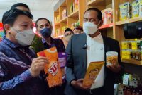 Ketua DPRD Kabupaten Bekasi BN Holik Qodratullah, bersama Plt Bupati Bekasi Akhmad Marjuki, Anggota DPR RI Obon Tabroni dan Kepala Dinas Koperasi dan UMKM, Iyan Priyatna menghadiri peresmian Pusat Oleh-oleh Kabupaten Bekasi (POKSI) di Ruko Iodium Blok C3 1/6 Jababeka Cikarang Utara, Sabtu (26/02/22).