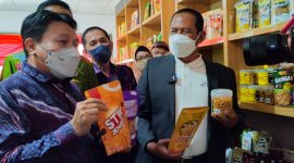 Ketua DPRD Kabupaten Bekasi BN Holik Qodratullah, bersama Plt Bupati Bekasi Akhmad Marjuki, Anggota DPR RI Obon Tabroni dan Kepala Dinas Koperasi dan UMKM, Iyan Priyatna menghadiri peresmian Pusat Oleh-oleh Kabupaten Bekasi (POKSI) di Ruko Iodium Blok C3 1/6 Jababeka Cikarang Utara, Sabtu (26/02/22).
