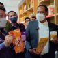 Ketua DPRD Kabupaten Bekasi BN Holik Qodratullah, bersama Plt Bupati Bekasi Akhmad Marjuki, Anggota DPR RI Obon Tabroni dan Kepala Dinas Koperasi dan UMKM, Iyan Priyatna menghadiri peresmian Pusat Oleh-oleh Kabupaten Bekasi (POKSI) di Ruko Iodium Blok C3 1/6 Jababeka Cikarang Utara, Sabtu (26/02/22).
