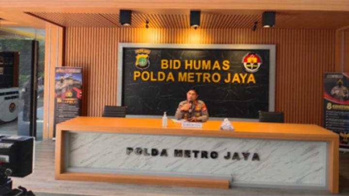 Kepala Bidang Hubungan Masyarakat Polda Metro Jaya Komisaris Besar Endra Zulpan saat memberikan keterangan pers di kantornya pada Jumat, 10 Desember 2021. Tempo/Adam Prireza


