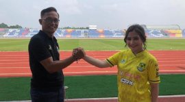 Pelatih Persikota, Sahala Saragih dan Prilly Latuconsina, artis yang resmi menjadi pemilik klub juara Liga 3 Banten 2021. Media Persikota