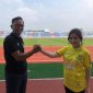 Pelatih Persikota, Sahala Saragih dan Prilly Latuconsina, artis yang resmi menjadi pemilik klub juara Liga 3 Banten 2021. Media Persikota