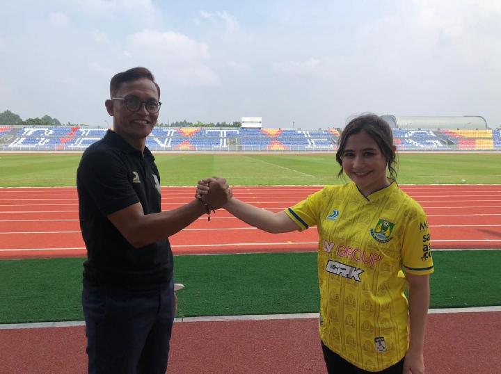 Pelatih Persikota, Sahala Saragih dan Prilly Latuconsina, artis yang resmi menjadi pemilik klub juara Liga 3 Banten 2021. Media Persikota