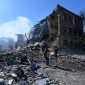 Orang-orang berdiri di depan pabrik sepatu yang hancur setelah serangan rudal, di tengah invasi Rusia, di Dnipro, Ukraina 12 Maret 2022. Pasukan Rusia meningkatkan tembakan jarak jauh di Mariupol, Kyiv, Kharkiv, Chernihiv dan pusat populasi lainnya di Ukraina. REUTERS/Mykola Synelnikov

