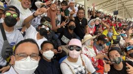 Gubernur DKI Jakarta Anies Baswedan menyaksikan MotoGP Mandalika dari tribun penonton Ahad, 20 Maret 2022. Facebook Anies Baswedan

