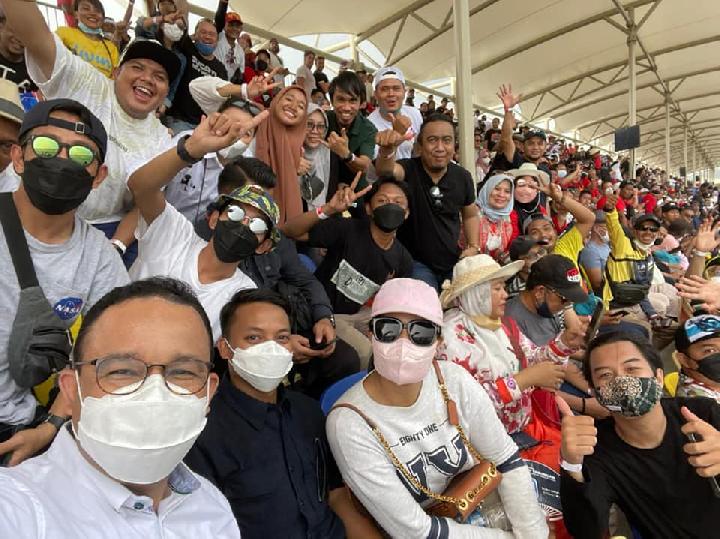 Gubernur DKI Jakarta Anies Baswedan menyaksikan MotoGP Mandalika dari tribun penonton Ahad, 20 Maret 2022. Facebook Anies Baswedan

