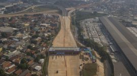 Foto udara sejumlah kendaran melintasi Jalan Tol Cibitung-Cilincing seksi 1 interchange Telaga Asih di Cibitung, Kabupaten Bekasi, Jawa Barat, Sabtu (31/7/2021). [ANTARA FOTO/ Fakhri Hermansyah].