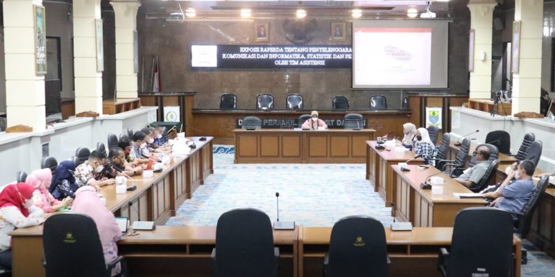 Tim Asistensi Pemerintah Kota Cirebon menyampaikan ekspose kepada Pansus DPRD terkait draf Raperda tentang Penyelenggaraan Komunikasi, Informatika, Statistik dan Persandian, Kamis (10/3/2022).