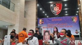 Kasubdit TPPU Dittipideksus Bareskrim Kombes Pol. Robertus Yohanes De Deo Tresna Eka Trimana memperlihatkan foto Suwito Ayub, Managing Director KSP Indosurya yang ditetapkan sebagai buron, Selasa (1/3/2022). ANTARA/Laily Rahmawaty
