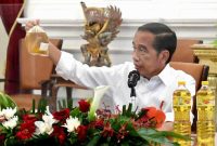 Jokowi Sampai Angkat Migor Kemasan di Depan Airlangga hingga Kapolri, Minta Segera Diselesaikan