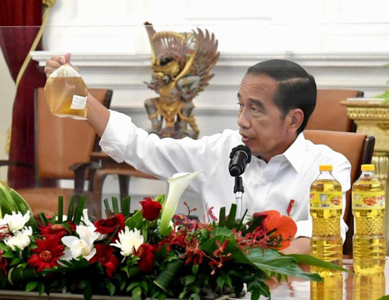 Jokowi Sampai Angkat Migor Kemasan di Depan Airlangga hingga Kapolri, Minta Segera Diselesaikan