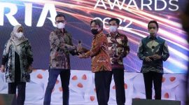 Foto : Penerimaan penghargaan untuk Pemda Provinsi Jabar diwakili oleh Kepala Seksi Layanan Digital dan Informasi Jabar Digital Service Dinas Komunikasi dan Informasi Jabar Gumilar.