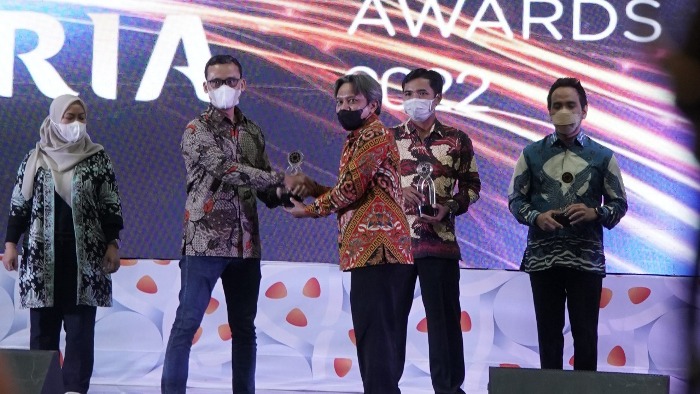 Foto : Penerimaan penghargaan untuk Pemda Provinsi Jabar diwakili oleh Kepala Seksi Layanan Digital dan Informasi Jabar Digital Service Dinas Komunikasi dan Informasi Jabar Gumilar.