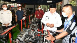 Wakil Gubernur (Wagub) Jawa Barat (Jabar), Uu Ruzhanul Ulum mengapresiasi SMK Mitra Industri MM2100.
