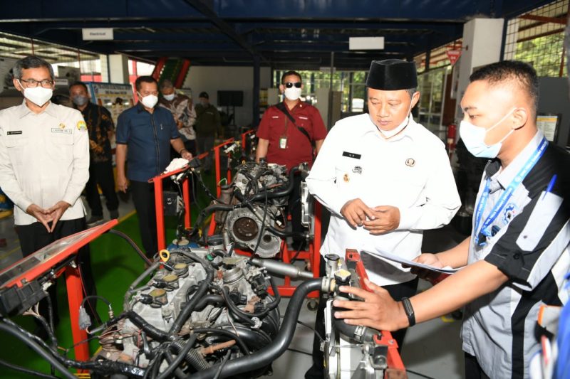 Wakil Gubernur (Wagub) Jawa Barat (Jabar), Uu Ruzhanul Ulum mengapresiasi SMK Mitra Industri MM2100.