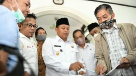 Wakil Gubernur Jawa Barat Uu Ruzhanul Ulum menemui warga terdampak pembebasan lahan untuk proyek Sistem Penyediaan Air Minum (SPAM)