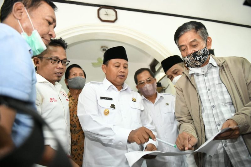 Wakil Gubernur Jawa Barat Uu Ruzhanul Ulum menemui warga terdampak pembebasan lahan untuk proyek Sistem Penyediaan Air Minum (SPAM)