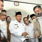 Wakil Gubernur Jawa Barat Uu Ruzhanul Ulum menemui warga terdampak pembebasan lahan untuk proyek Sistem Penyediaan Air Minum (SPAM)