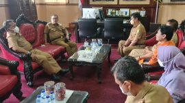 Foto : Bupati Cirebon Drs. H. Imron, M.Ag. bersama sejumlah pejabat adakan rapat koordinasi kesiapan menangani bencana.