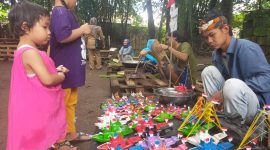 Latar Wingking saat ini menjadi perkumpulan multi komunitas. Mereka berasal dari komunitas seni, lingkungan, pecinta alam, serta beberapa komunitas lainnya.