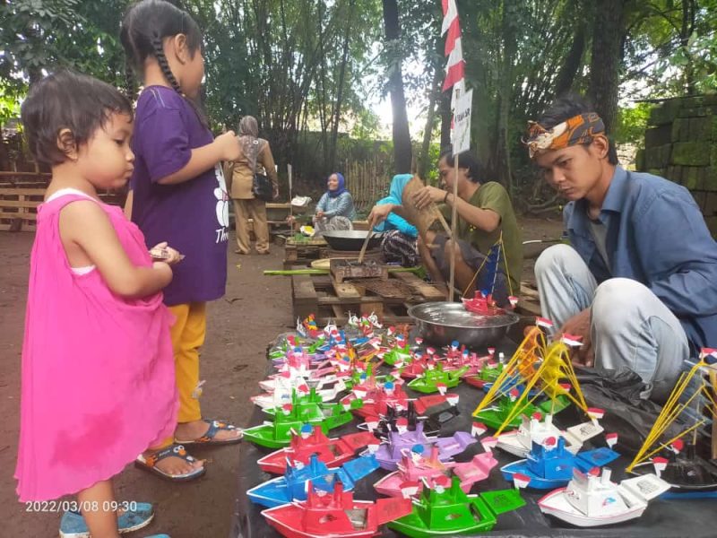 Latar Wingking saat ini menjadi perkumpulan multi komunitas. Mereka berasal dari komunitas seni, lingkungan, pecinta alam, serta beberapa komunitas lainnya.