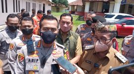 Bupati Cirebon H. Imron dan Kapolresta Cirebon Kombes Arif Budiman setelah mengikuti zoom meeting pelaksanaan vaksinasi dengan Kapolri di GOR Lemahabang, Selasa (8/3).