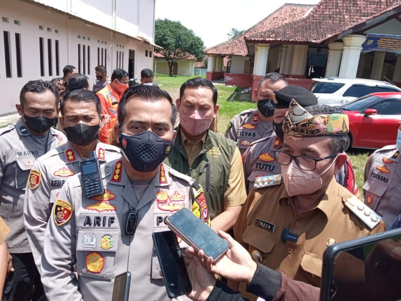 Bupati Cirebon H. Imron dan Kapolresta Cirebon Kombes Arif Budiman setelah mengikuti zoom meeting pelaksanaan vaksinasi dengan Kapolri di GOR Lemahabang, Selasa (8/3).