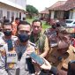Bupati Cirebon H. Imron dan Kapolresta Cirebon Kombes Arif Budiman setelah mengikuti zoom meeting pelaksanaan vaksinasi dengan Kapolri di GOR Lemahabang, Selasa (8/3).