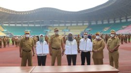 Plt. Wali Kota Bekasi bersama pihak PT. PLN Persero mengajak para warga masyarakat untuk menginstal aplikasi terbaru dari PLN yakni PLN mobile