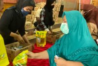 PT. Resto Pangan Utama menyediakan 3000 liter minyak goreng dalam kemasan 1 liter untuk memenuhi kebutuhan masyarakat.