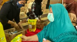 PT. Resto Pangan Utama menyediakan 3000 liter minyak goreng dalam kemasan 1 liter untuk memenuhi kebutuhan masyarakat.